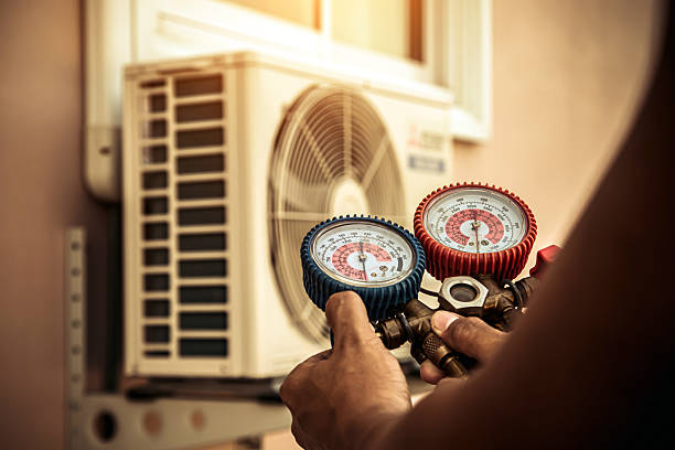 Professional Hvac technician working in Auburn Hills, MI